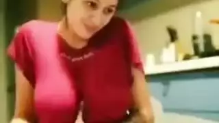 الفتاة كبيرة الصدر تأخذ قضيبًا صلبًا بينهما
