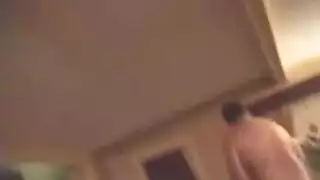 زوجة ناضجة مغرية ذات أثداء مثقوبة تحصل على سائل الرجل الساخن عليها