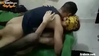 فتاة تصرخ أبي أثناء وضعية كلابية شديدة