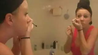 شاب معوز يخلع كعبها ويفتح مؤخرتها