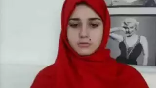 عاهرة عربية تعرض أثدائها