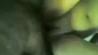شابان فاحشان يمارسان الجنس بقوة معها: مداعبة جامحة وجنس قوي