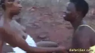 سكس قوي في الخلاء: قضيب أسود يهيمن على حفر سوداء ضيقة على الجرف