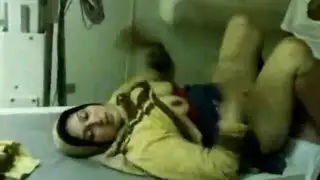 وضعية كلابية مكثفة فوق طابعة المكتب