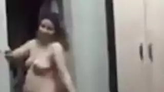 متجردة مغرية تريد قضيبك الكبير حان وقت اللعب يا أحمد