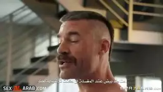 لماذا بهذه السرعة؟ قضيبه يضخ وينزل بسرعة