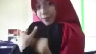 فتاة مثارة تداعب مهبلها حتى تصل لهزة جماع شديدة