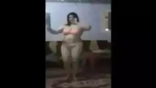 عاهرة ساخنة تحصل على شرج قاسٍ وجنس فموي مخنوق في مشهد إباحي