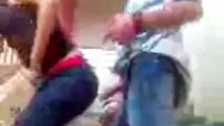 زوجة عربية تأخذ قضيب زوجها الكبير في شريط جنس صريح