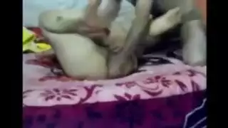 تحقيق خيال إباحي: لحس كسها الحليق وعض أثداءها