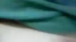 الكاميرا تدور بينما يضرب مهبلها الضيق