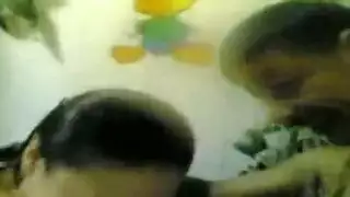 رجل يلحس مراء