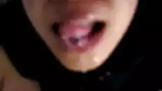 نقاب شفاف، رغبة واضحة: لعبة تملأ فرجها الرطب