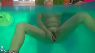 و هي تلعب بليستيشن