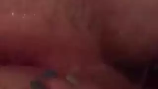 تستمني نفسها ويدخل عليهة صديقتها تدعكها