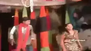شباب الجامعة يستكشفون الرغبات الجنسية العميقة