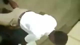 مراهقة أنيقة تمارس الجنس على نعش مقبرة في فيلم صريح