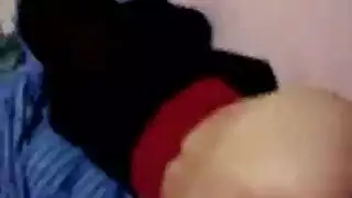 سيدة أكبر سناً تسيطر في السرير