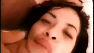 فتاة صغيرة الجسم تأخذ قضيبًا كبيرًا