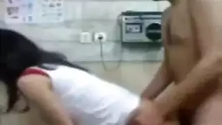 عجوز ينيك بنتين في ورشة