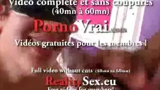 ابنة تأخذه في مؤخرتها بينما أمها تراقب