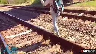 يقذف في كسها لبنه