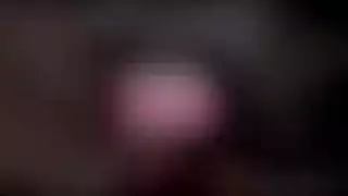 فاتنة شقراء إيزيس لوف تنزل على ركبتيها لمص قضيب هاردكور