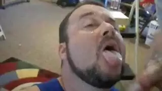رجل عجوز ذو جسم عضلي على وشك أن يكون صعبًا ويضرب النساء بهذا الشكل