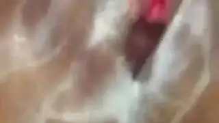 زوجة خائنة تظهر ثدييها الكبيرين لصديق زوجها قبل جنس عنيف
