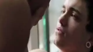 تلبس الميل الأولاد بعضهم البعض في حفلة الزوجات الحجرية