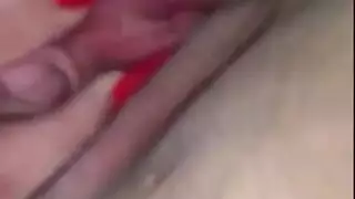 مراهقة شقراء هاوية تخلع ملابسها عارية في لحظة إباحية ساخنة