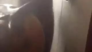 أم ناضجة تعلم ابنتها كيف تأخذ قضيبًا صلبًا