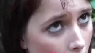 يتم تناوله بقوة من قبل عشيقها بينما الزوج يشاهد عند المسبح