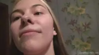 مهبل كلارا المراهق محشو بلعبة عملاقة ثم يتم تناكها بقوة