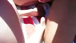 قضيب الغريب الكبير يحل محل هزازها على الرمال