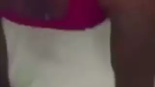 عاهرات بجانب المسبح تتعريان وتمارسان الجنس في الحمام