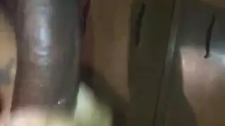 شهوة في غرفة المعيشة: فتاة مقنعة تستعد لعرض إباحي منفرد