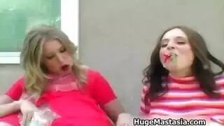 الفتاة الشقراء أودري غريس تئن بصوت عالٍ أثناء ممارسة الجنس