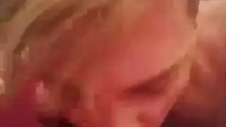 سمراء ذات شعر مجعد تئن في وضعية الكلب الجنسية