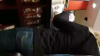 امرأتان متحمستان وشاب وسيم يمارسان الجنس الوحشي على الأرض