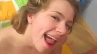 شاب يخرج عضوه الذكري من أجلي