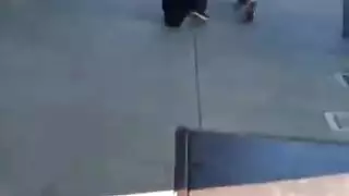 فتاة سمراء ممتلئة بالوشم تأخذ كل ما تستطيع من قضيب