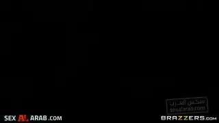 مؤخرة الجارة الضيقة تُدمر في هذا الفيلم الإباحي للمترجم