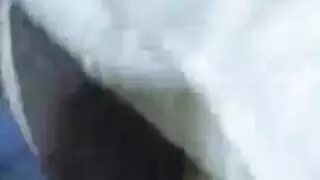 عاهرة المكتب في جوارب النايلون تركب القضيب في فيلم إباحي على الأريكة الحمراء