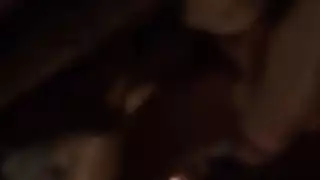 ابنة الزوجة المشاغبة تركب قضيباً صلباً على الأريكة في فيلم إباحي