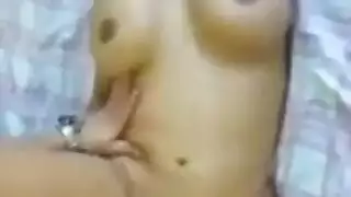 عاهرة مصرية كبيرة الصدر تحصل على نيك جار عنيف