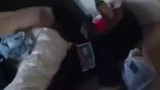 زوجة الأب ترتدي الساتان تظهر مهاراتها المرنة