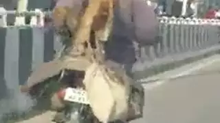 ظهور دراجة كانغ في إعلان قديم يساعد صديقه الشاب الرجيج