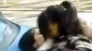 يمسح مثليات الآسيوية و أصابع الاتهام ومارس الجنس الحمير بجوار حمام السباحة