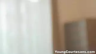 جسم مراهق لا تشوبه شائبة في حركة إباحية مكثفة